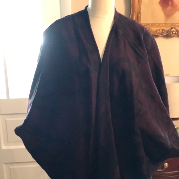 Shawl or Capelet - Picture 2 of 15